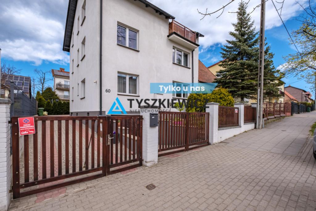 Przestronny dom z garażem, świetna lokalizacja - zdjęcie 1