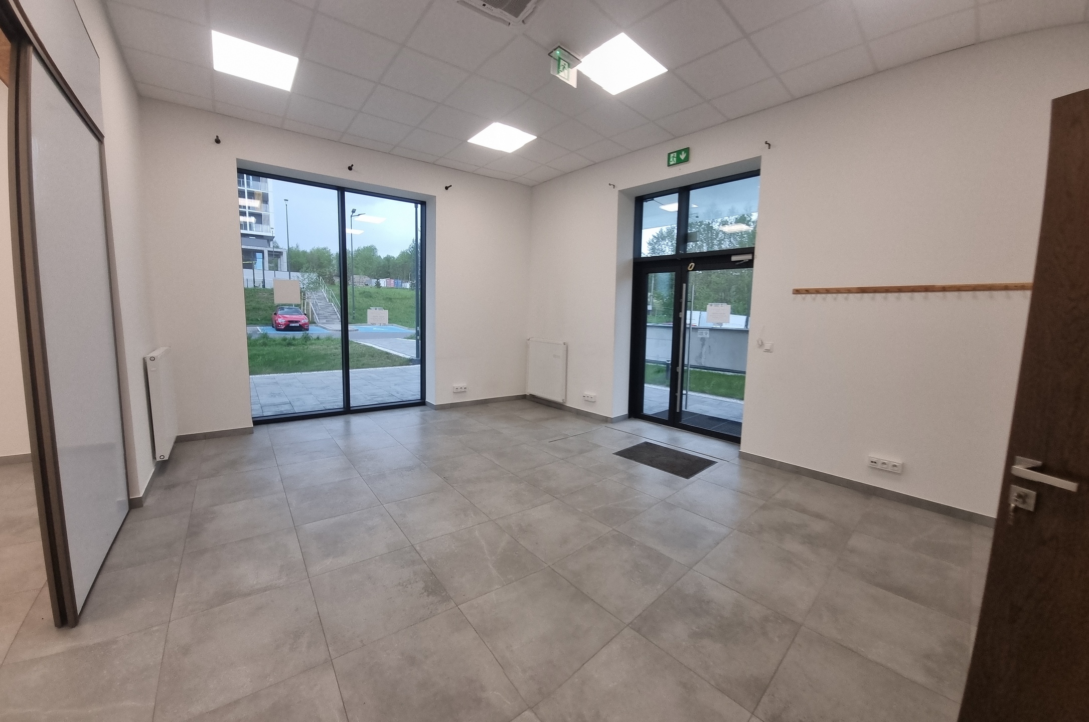 Lokal usługowo-handlowy 101 m² na parterze | witryny | nowe osiedle | parking - zdjęcie 1