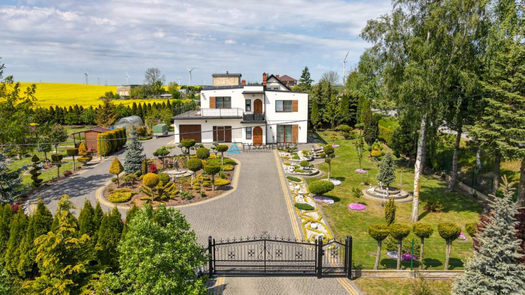 Nowoczesny dom z wyjątkowym ogrodem 3600m2 - zdjęcie 2