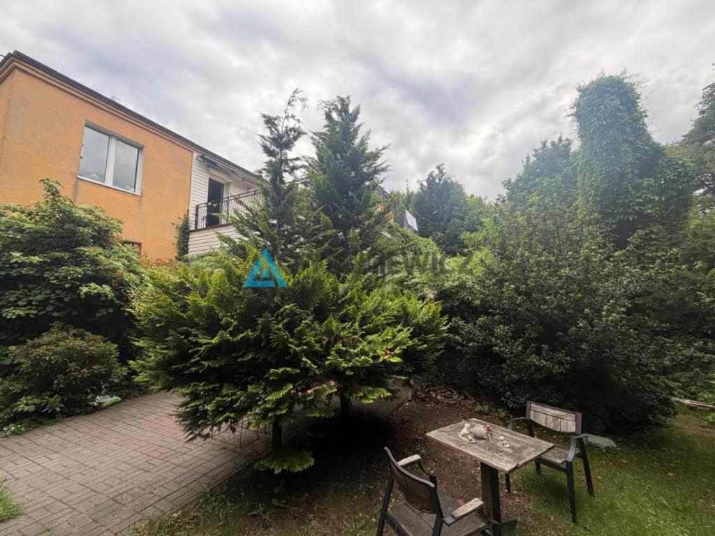 Dom z ogrodem w dobrej lokalizacji - zdjęcie 8