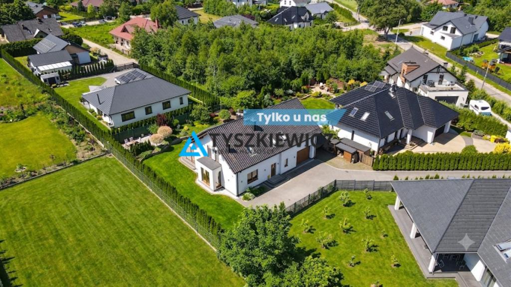 Piękny dom z ogrodem w Tuchomiu - zdjęcie 1