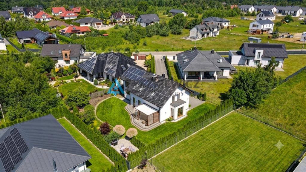 Piękny dom z ogrodem w Tuchomiu - zdjęcie 2