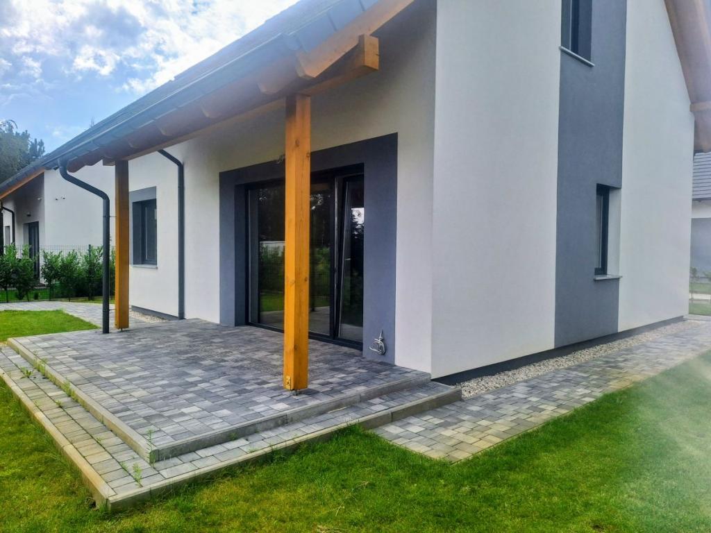 obok lasu,  nowoczesny, wykonany ogród - zdjęcie 5