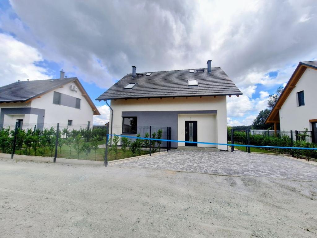 obok lasu,  nowoczesny, wykonany ogród - zdjęcie 3