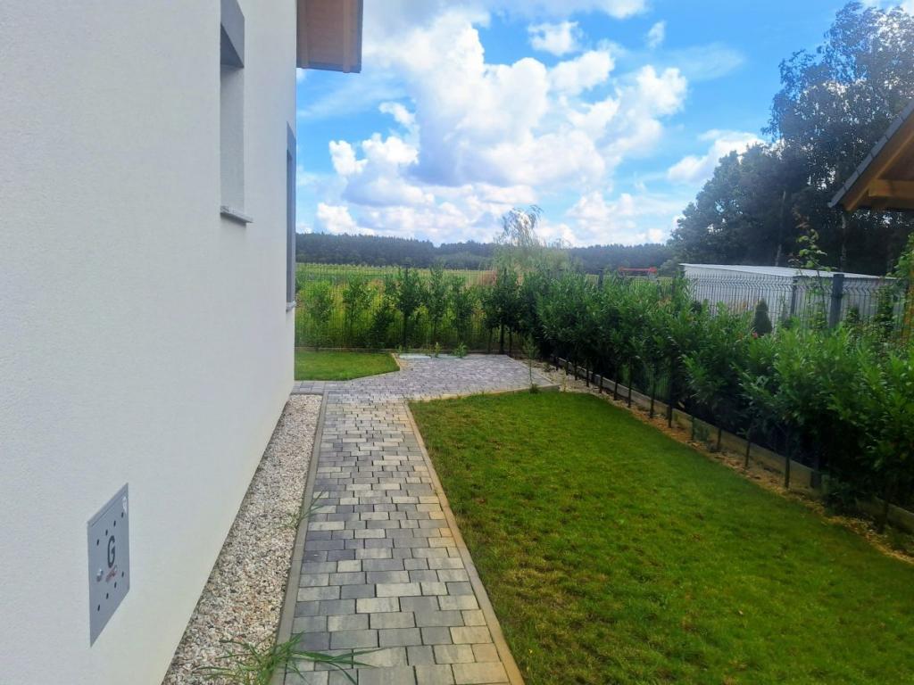 obok lasu,  nowoczesny, wykonany ogród - zdjęcie 8