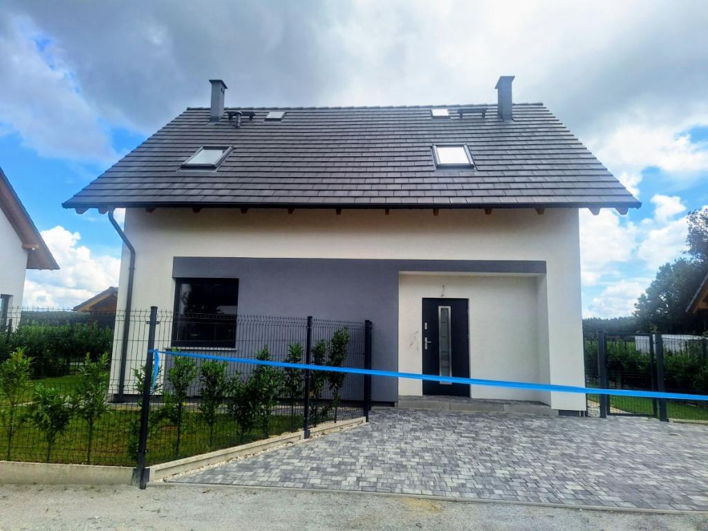 obok lasu,  nowoczesny, wykonany ogród - zdjęcie 2