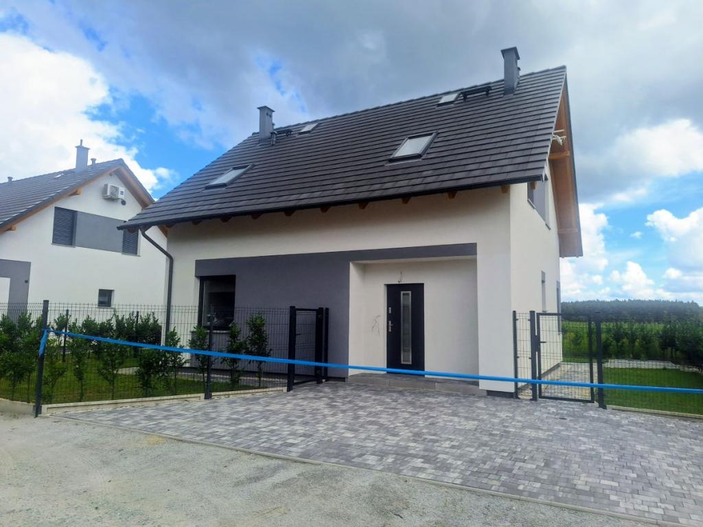 obok lasu,  nowoczesny, wykonany ogród - zdjęcie 1