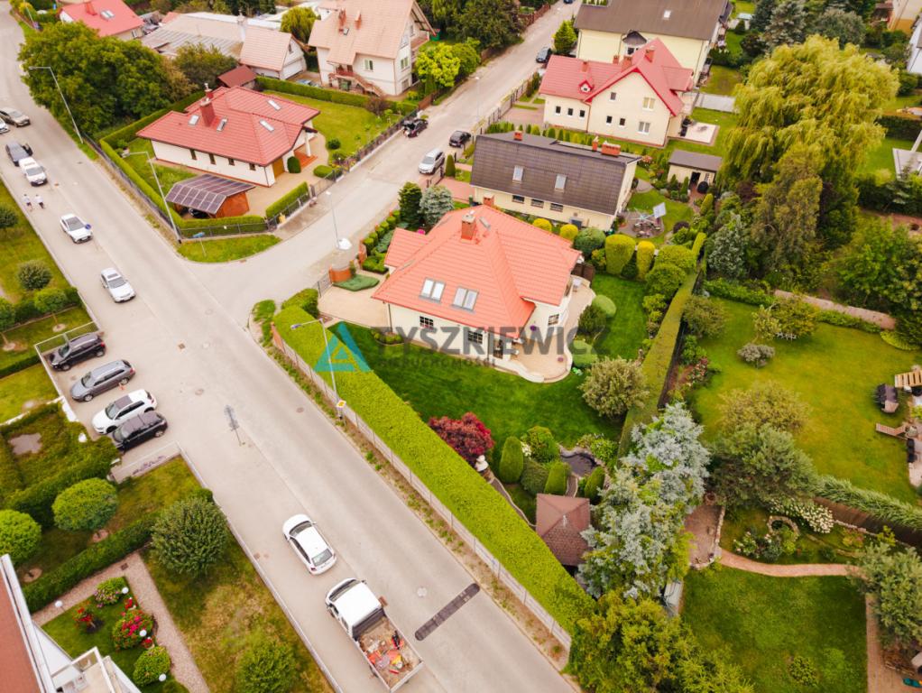 Dom z pięknym ogrodem, ponadczasowa klasyka - zdjęcie 22