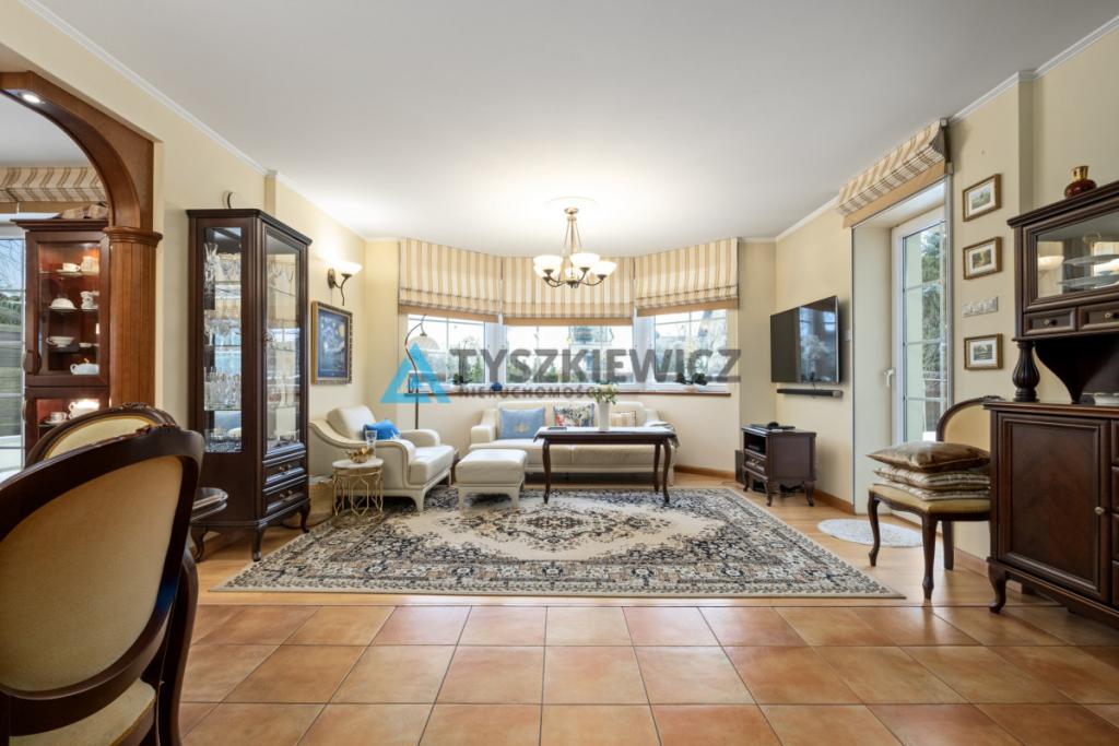 Dom z pięknym ogrodem, ponadczasowa klasyka - zdjęcie 2