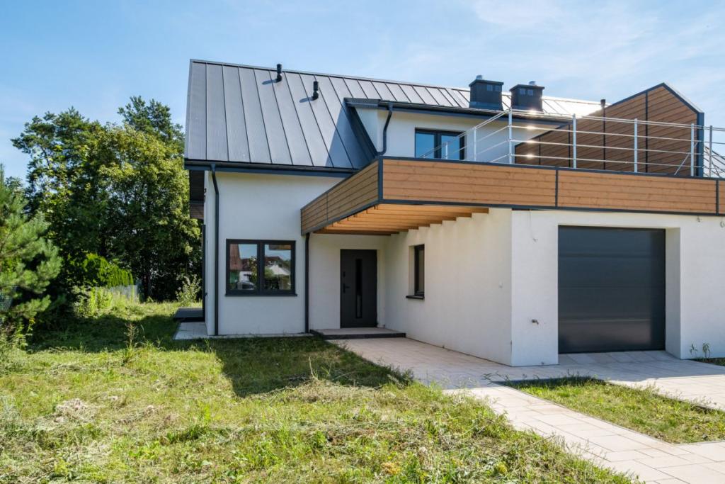 Przestronny dom w zabudowie bliźniaczej z ogrodem - zdjęcie 2