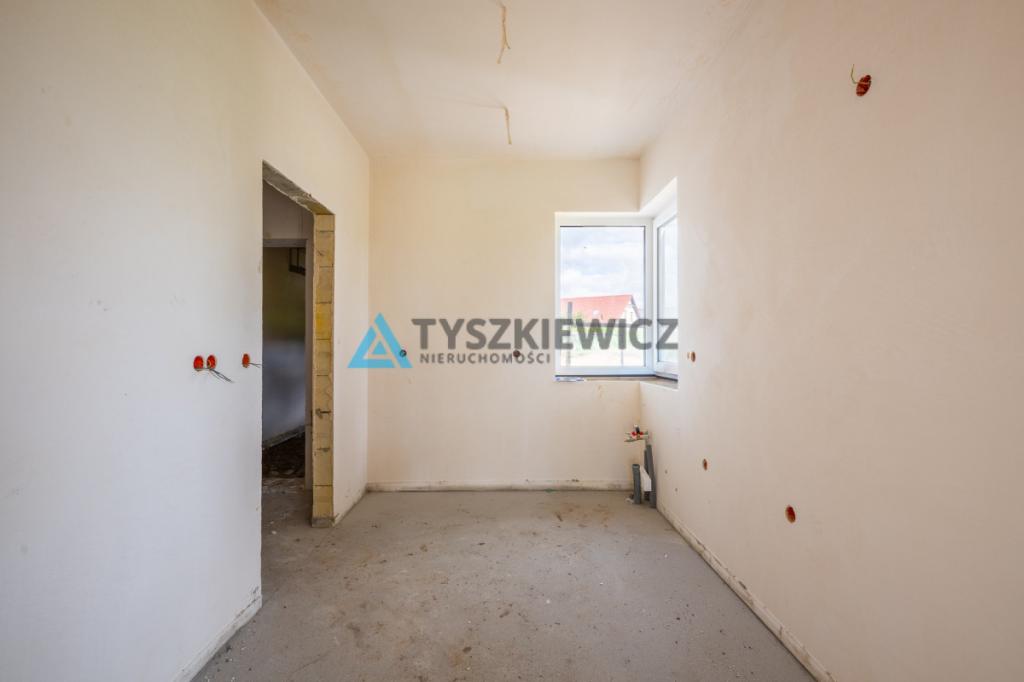 Dom w zabudowie bliźniaczej z ogrodem | garaż - zdjęcie 7