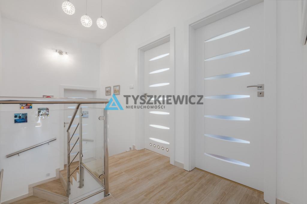 Nowoczesny dom z garażem i ogrodem - zdjęcie 24