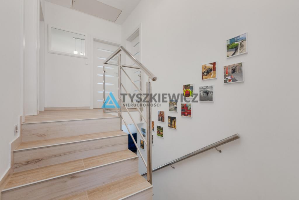 Nowoczesny dom z garażem i ogrodem - zdjęcie 18