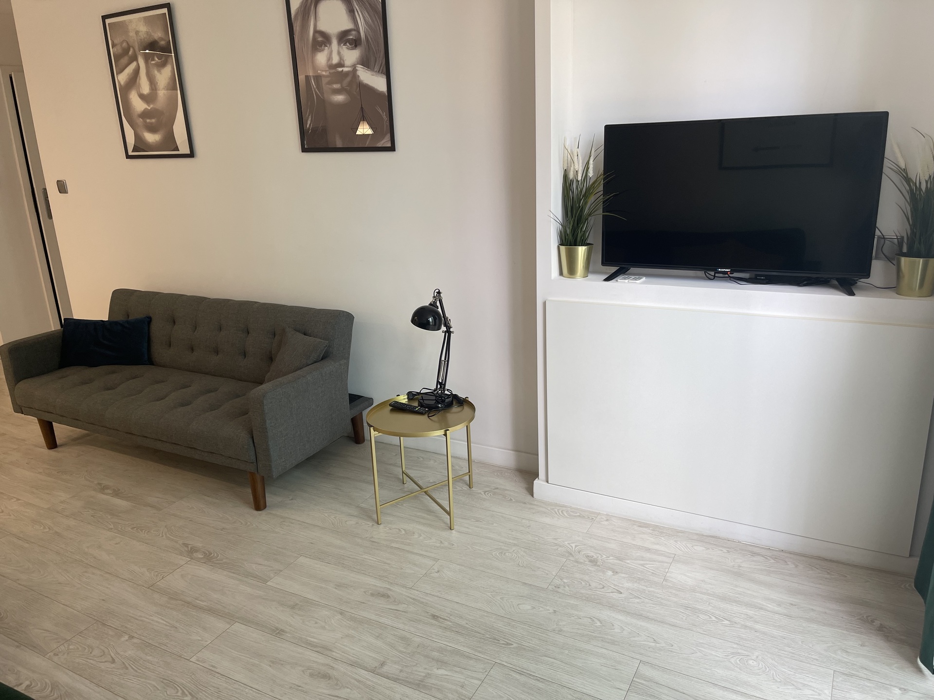 Do wynajęcia nowocześnie umeblowane mieszkanie 2-pokojowe 39 m2-W-wa-Śródmieście-ul. Grzybowska - zdjęcie 2